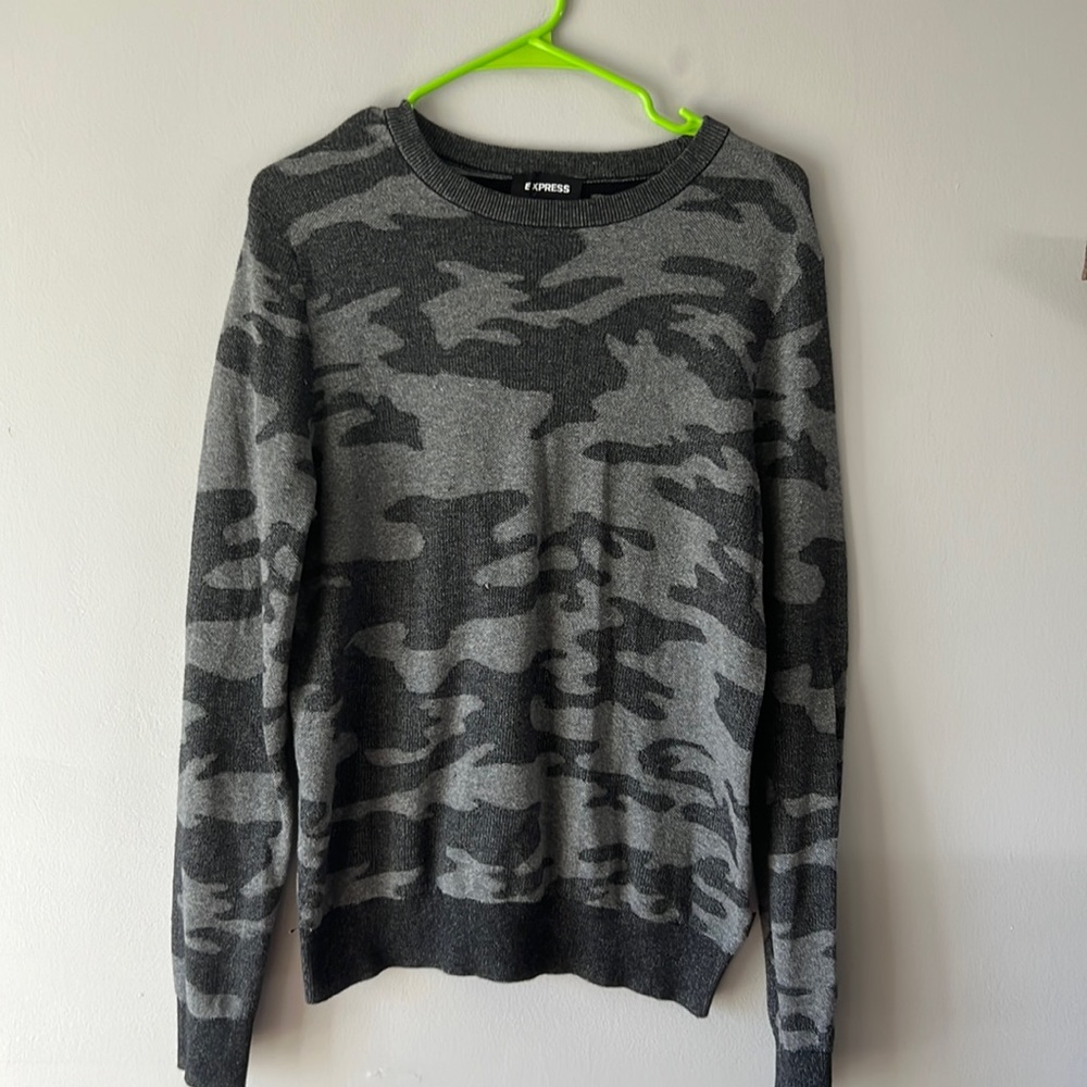 Men’s Express Dark/Light Grey Camo pullover sweater. Small (S)